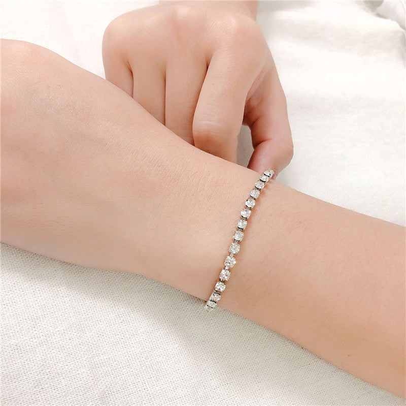 Elegant silverfärgad koppar klassisk tennis armband med zirkonia stenar.