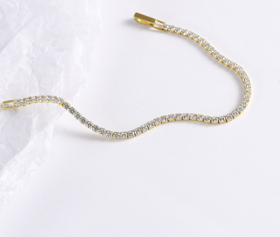 Elegant silverfärgad koppar klassisk tennis armband med zirkonia stenar.