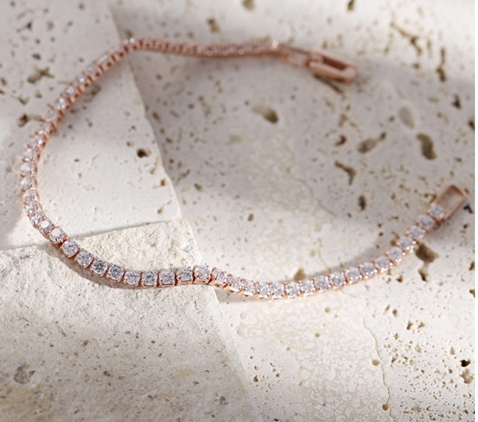 Elegant silverfärgad koppar klassisk tennis armband med zirkonia stenar.