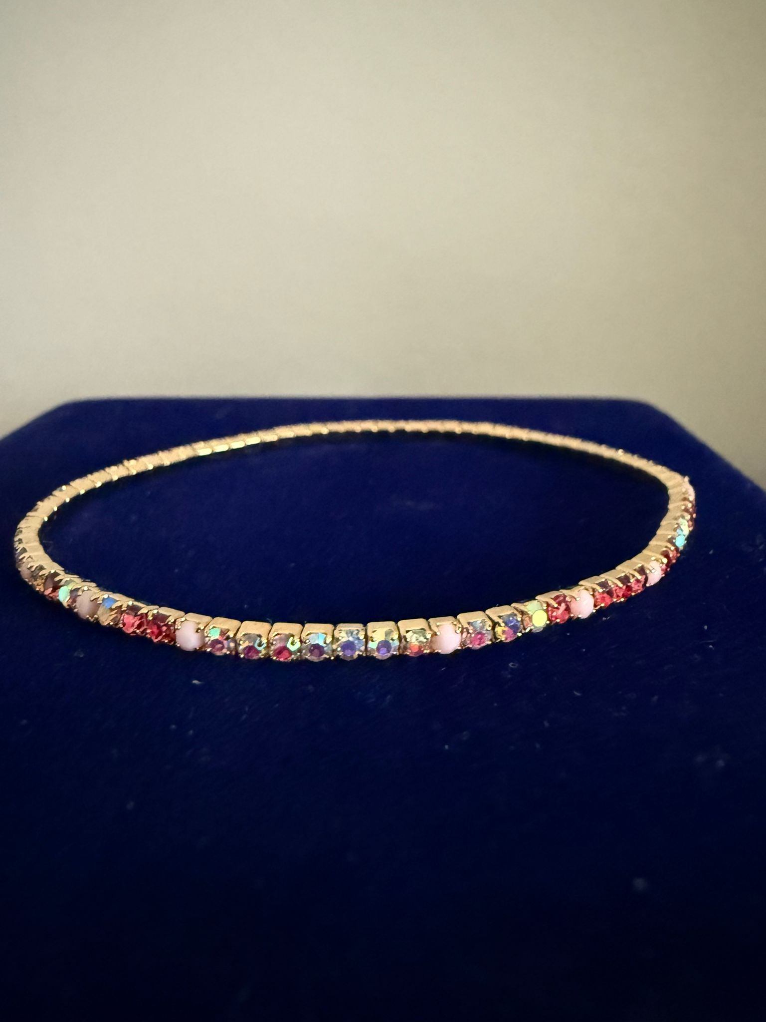 Elastiskt Armband Guldfärgat med Rosa och Röda Stenar