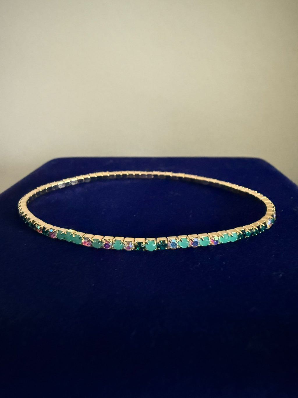 Elastiskt Armband Guldfärgat med flerfärgade Mintgröna Stenar