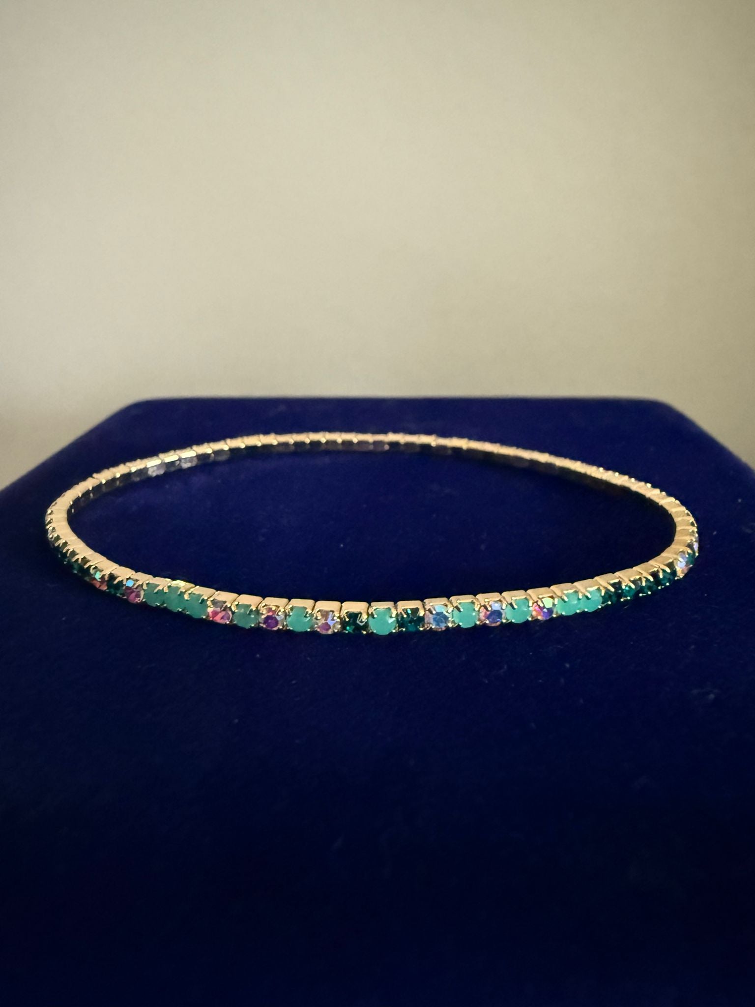 Elastiskt Armband Guldfärgat med flerfärgade Mintgröna Stenar