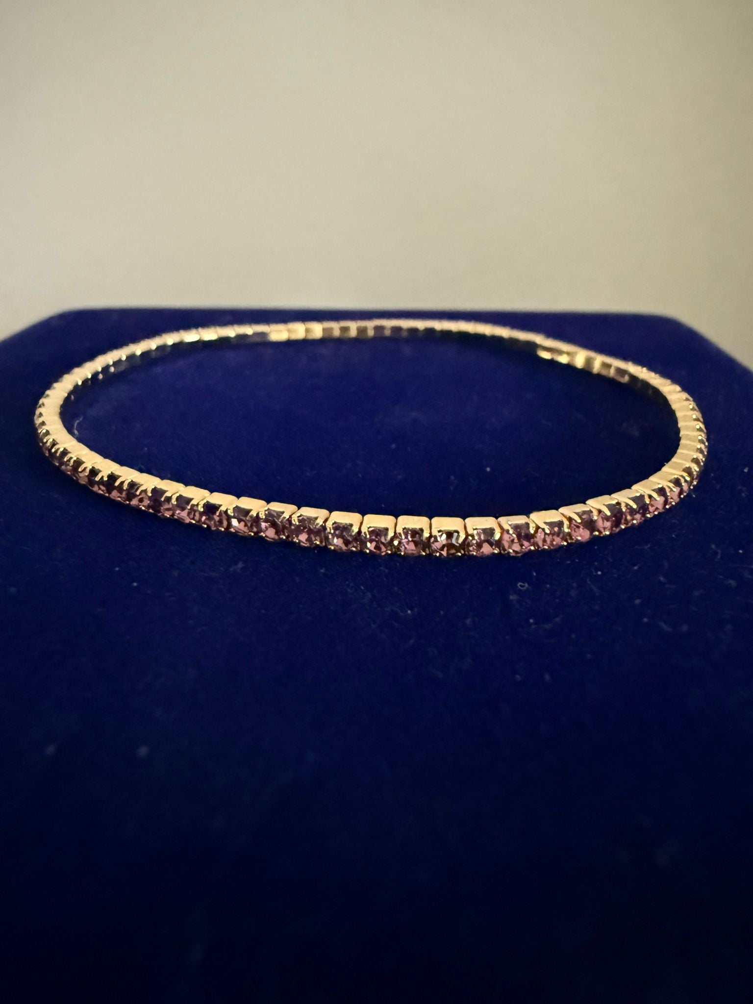 Elastiskt vackert Armband Guld med Lila Stenar