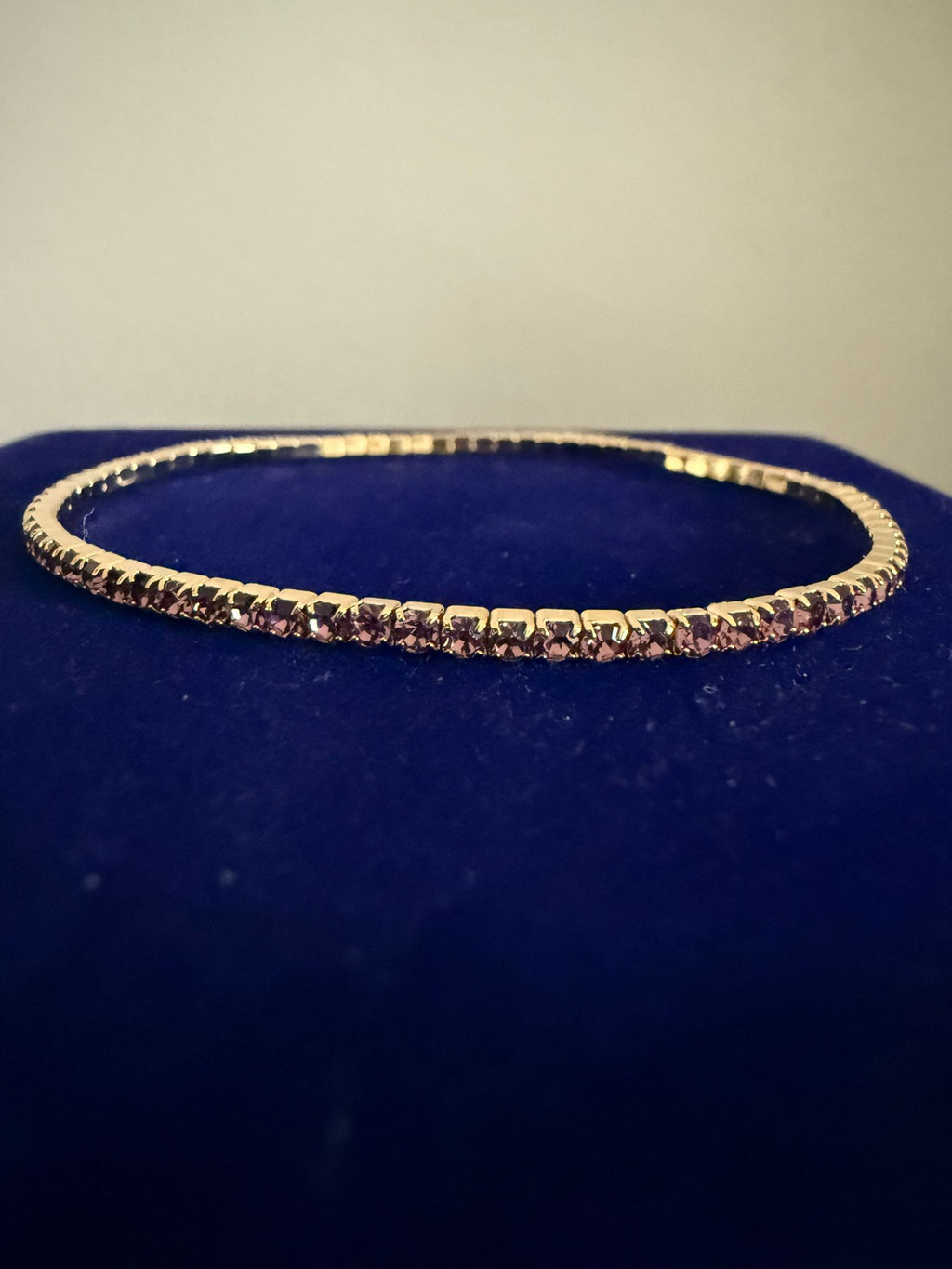 Elastiskt vackert Armband Guld med Lila Stenar