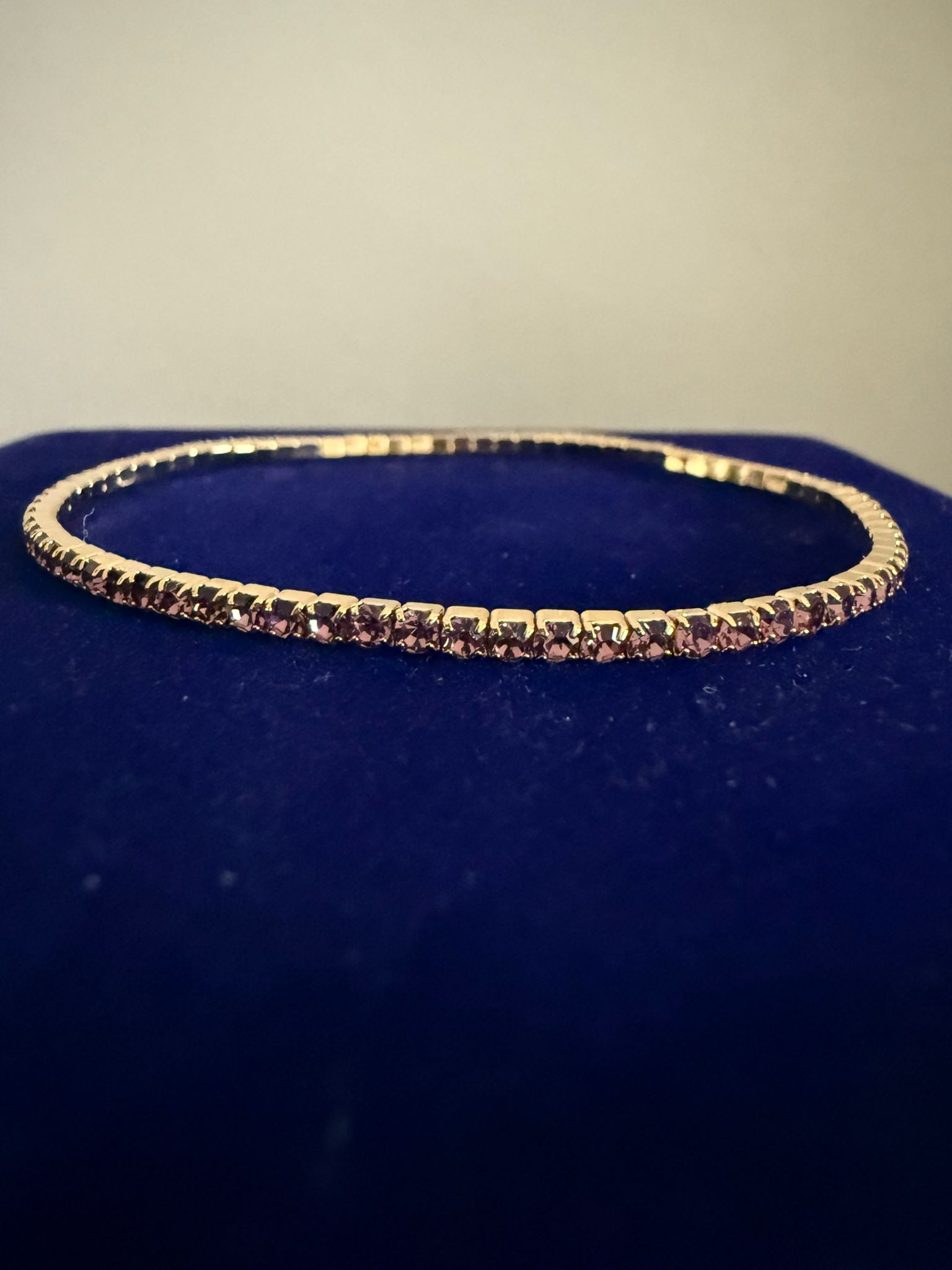 Elastiskt vackert Armband Guld med Lila Stenar