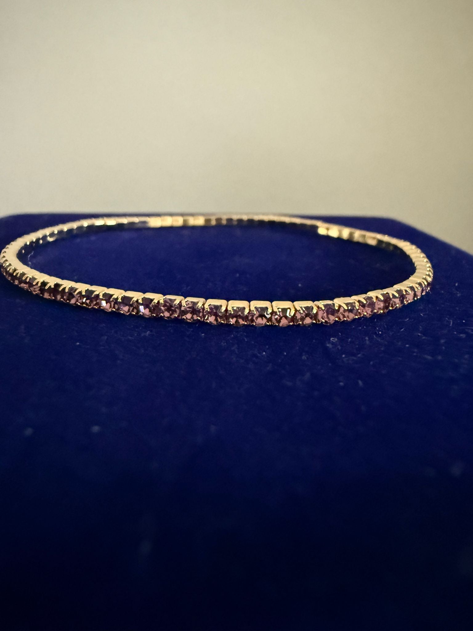 Elastiskt vackert Armband Guld med Lila Stenar