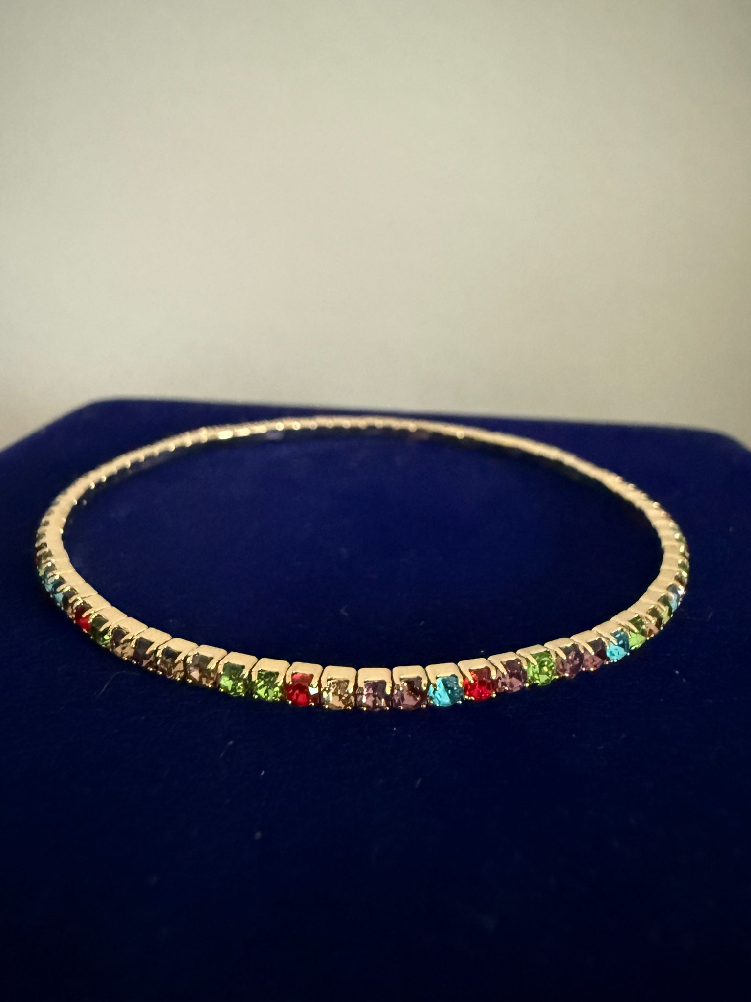 Elastiskt tennis Armband Guldfärgat med Lila och Blå Stenar