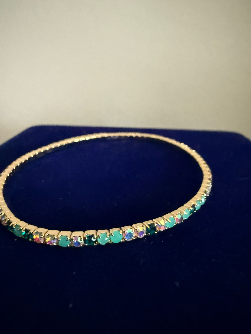 Elastiskt Armband Guldfärgat med flerfärgade Mintgröna Stenar