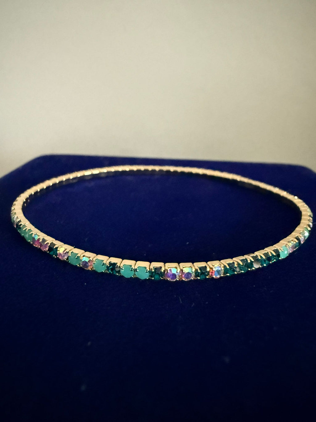 Elastiskt Armband Guldfärgat med flerfärgade Mintgröna Stenar