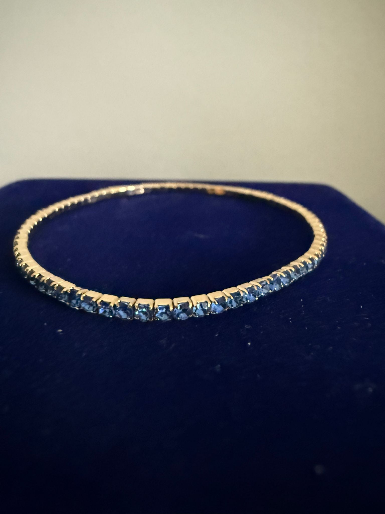 Väldigt vackert elastiskt Armband Guld med Mörkblå Stenar