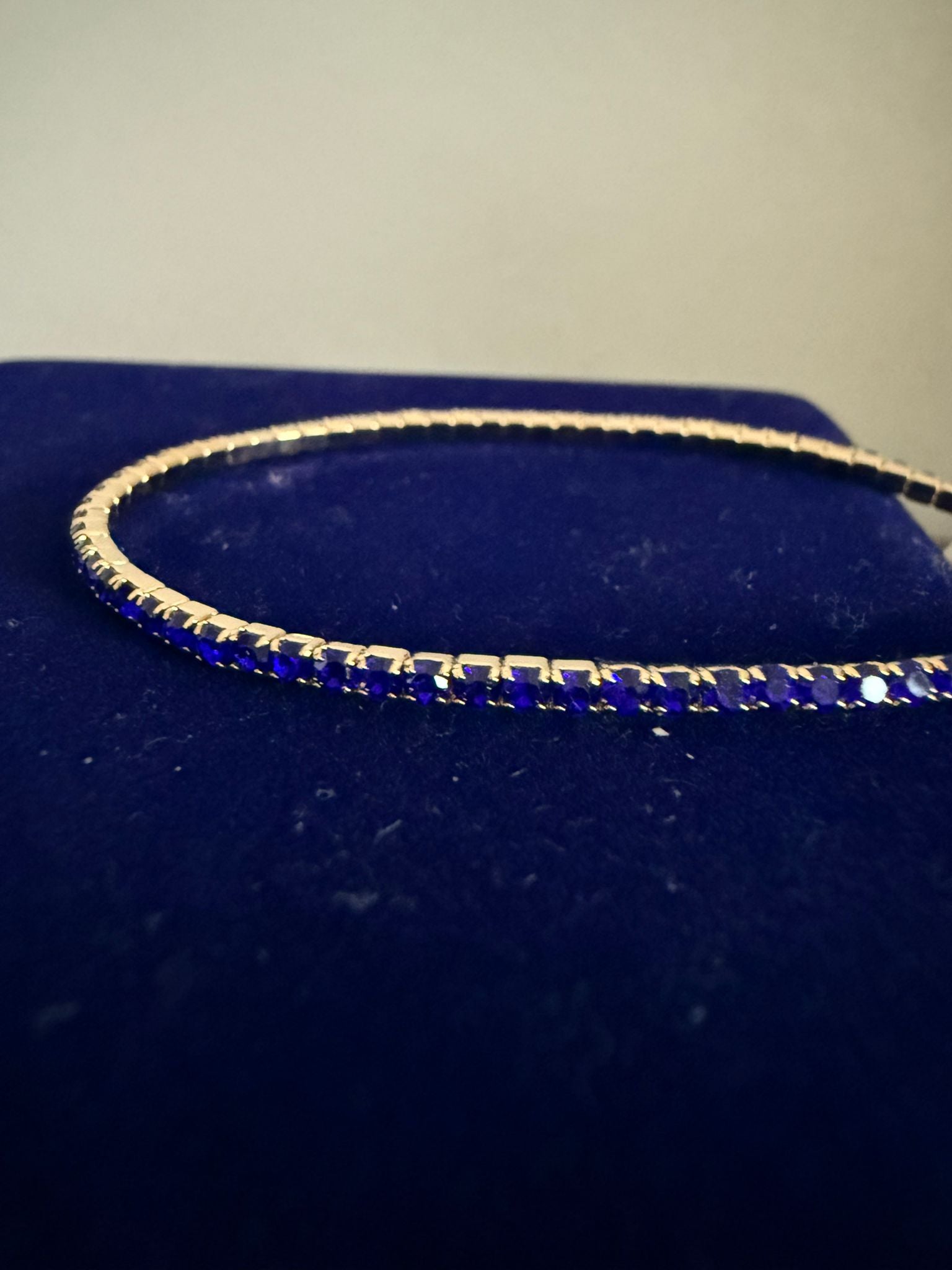 Väldigt vackert elastiskt Armband Guld med Mörkblå Stenar