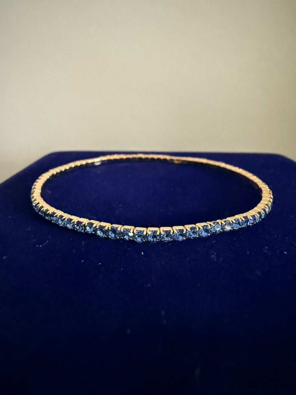 Väldigt vackert elastiskt Armband Guld med Mörkblå Stenar