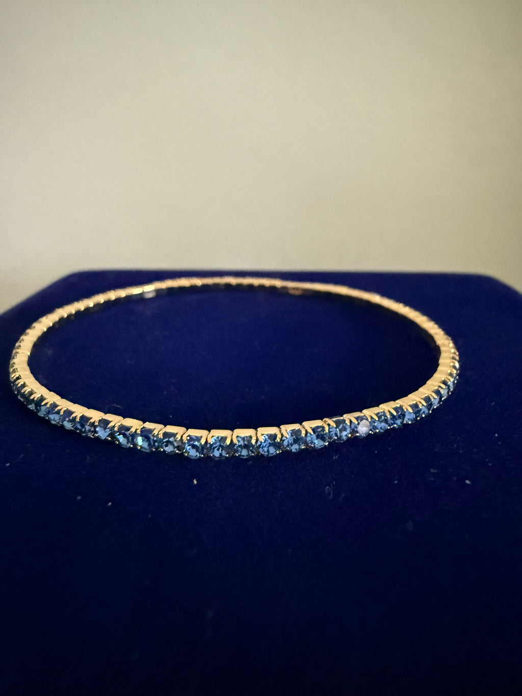 Väldigt vackert elastiskt Armband Guld med Mörkblå Stenar