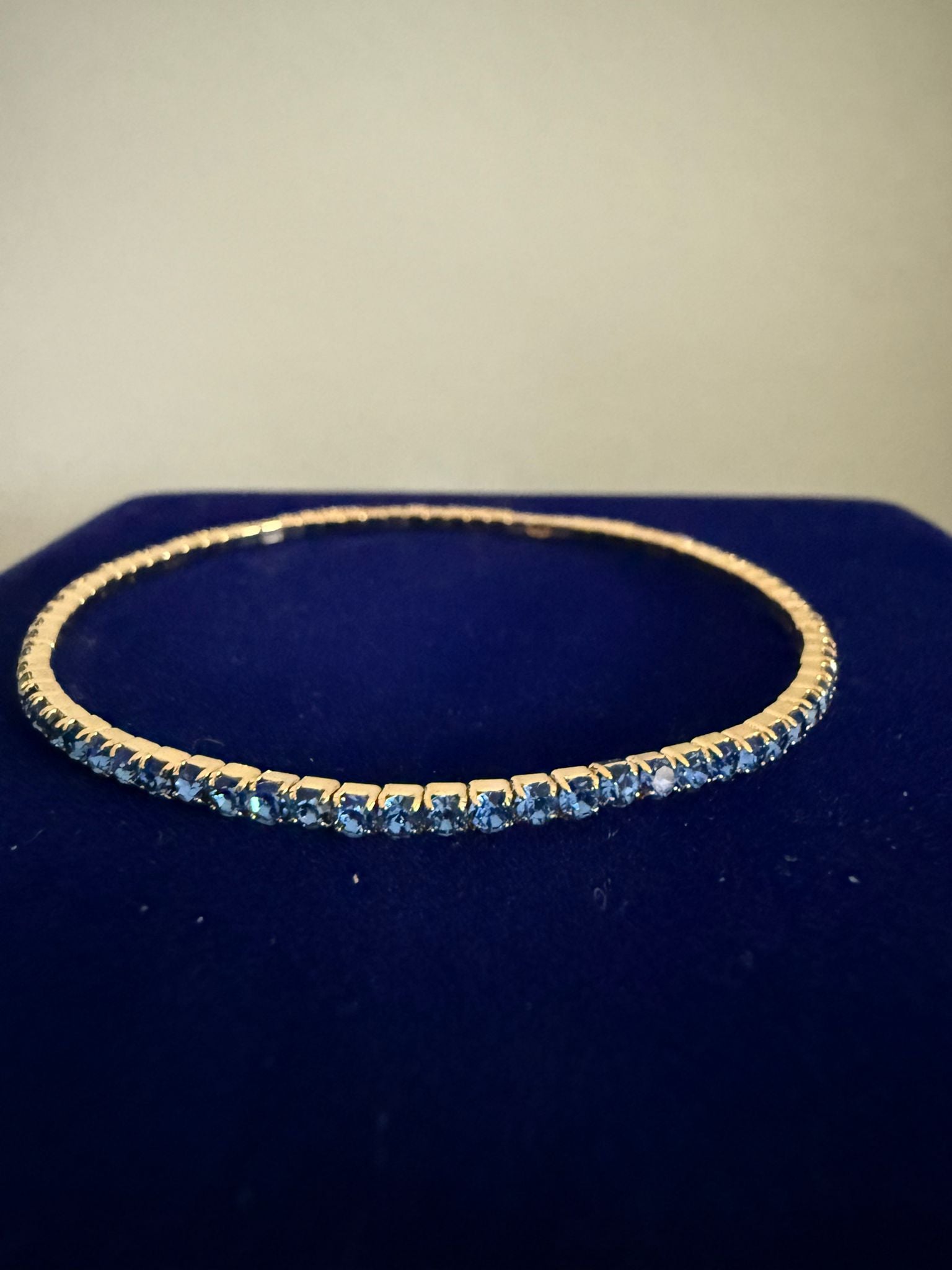 Väldigt vackert elastiskt Armband Guld med Mörkblå Stenar