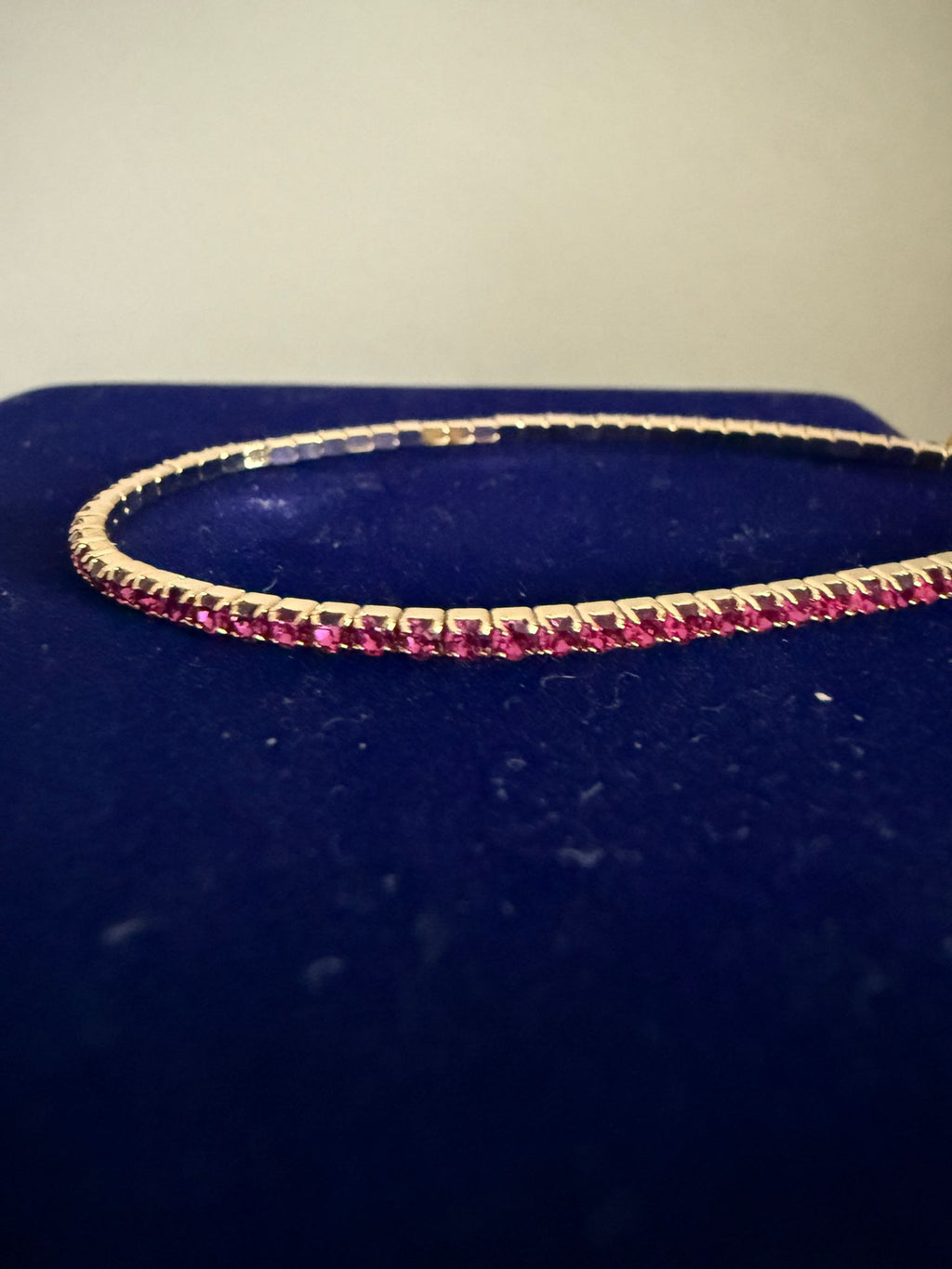 Elastiskt klassiskt tennis Armband Guld med Röda Stenar