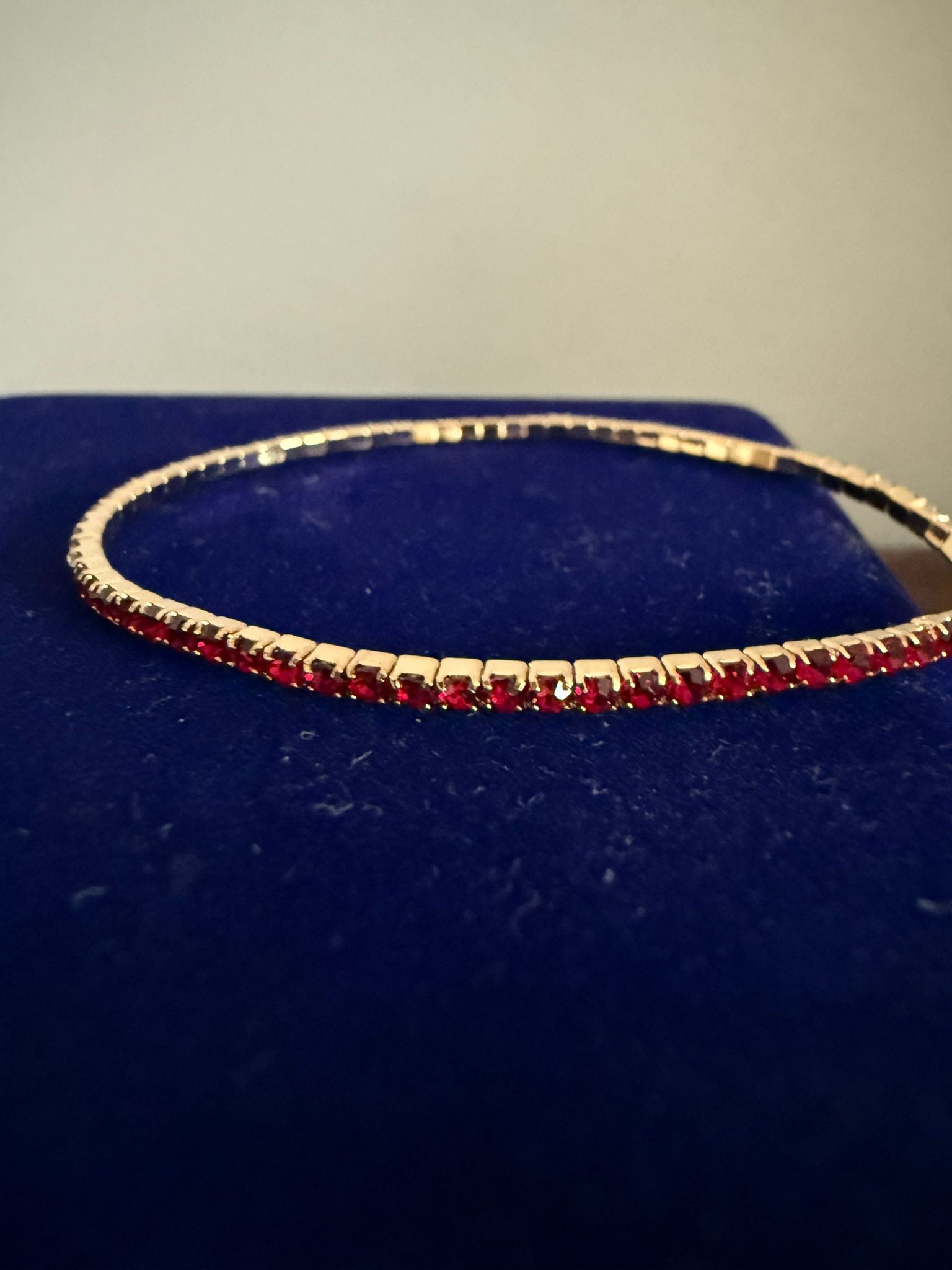 Elastiskt klassiskt tennis Armband Guld med Röda Stenar