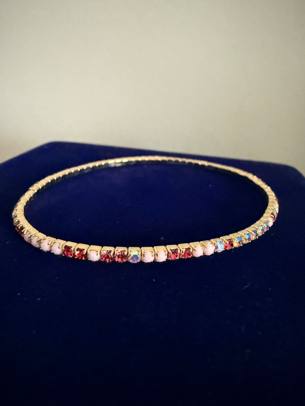 Elastiskt Armband Guldfärgat med Rosa och Röda Stenar