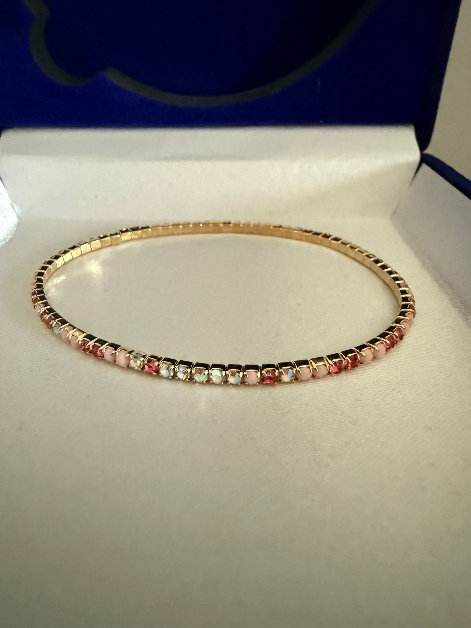 Elastiskt Armband Guldfärgat med Rosa och Röda Stenar