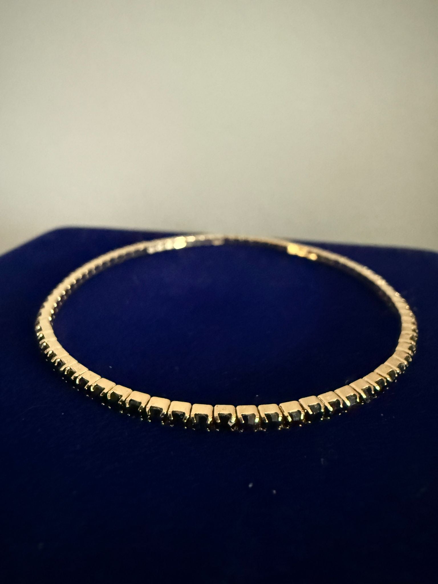 Stilrent Elastiskt tennis Armband  Guldfärgat med Svarta Stenar