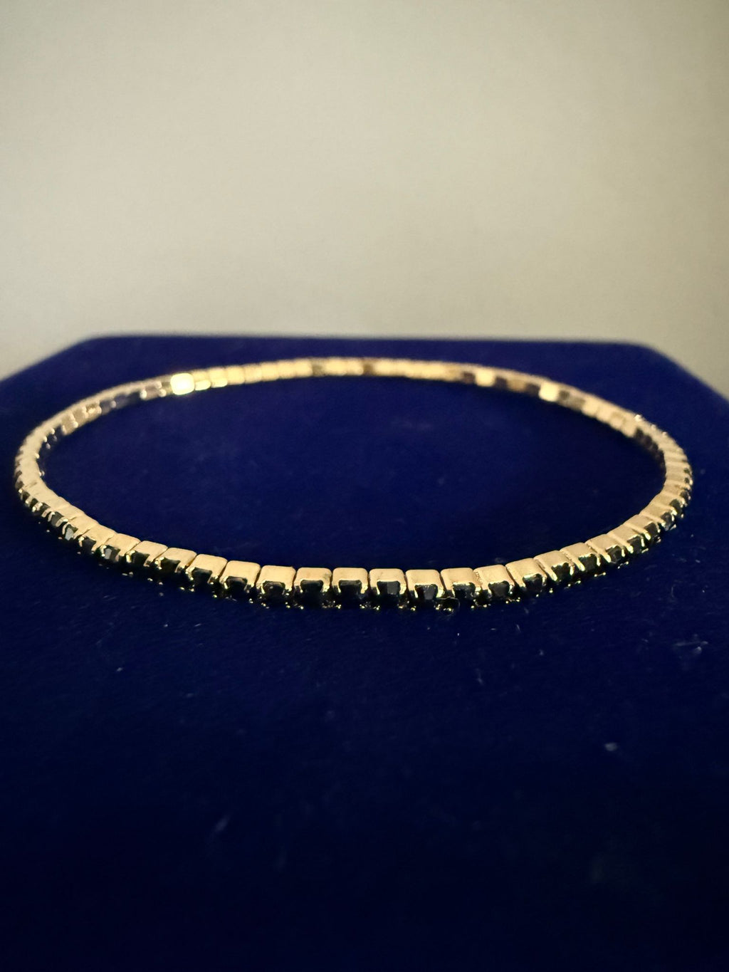 Stilrent Elastiskt tennis Armband  Guldfärgat med Svarta Stenar