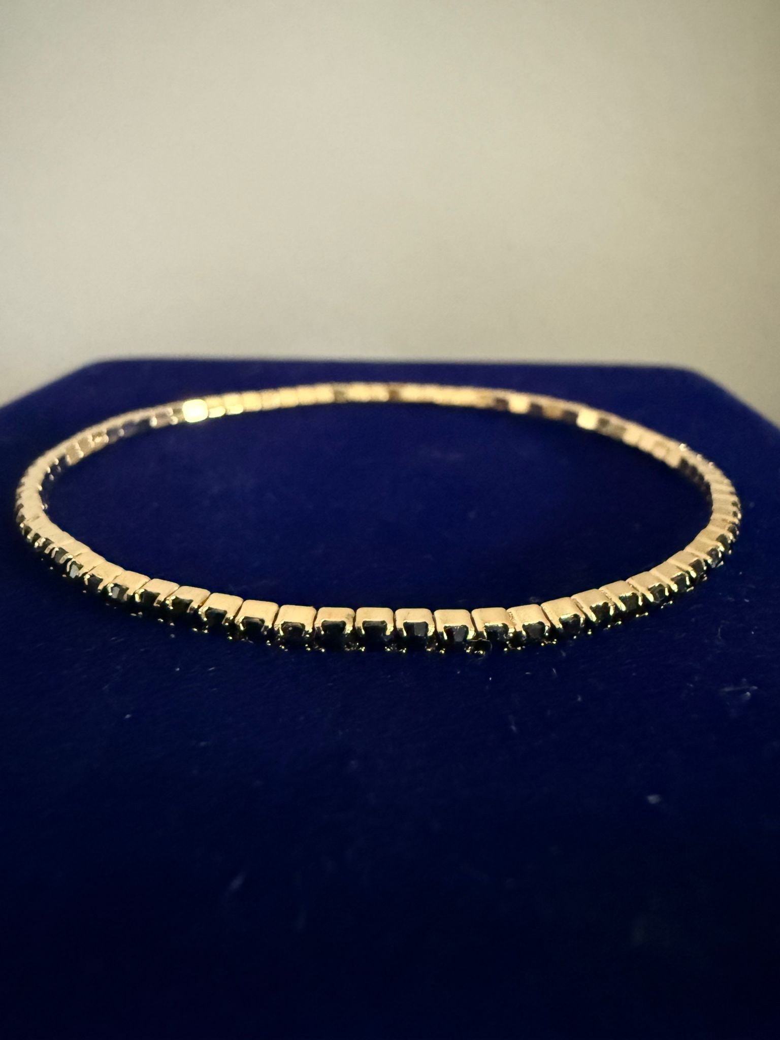 Stilrent Elastiskt tennis Armband  Guldfärgat med Svarta Stenar