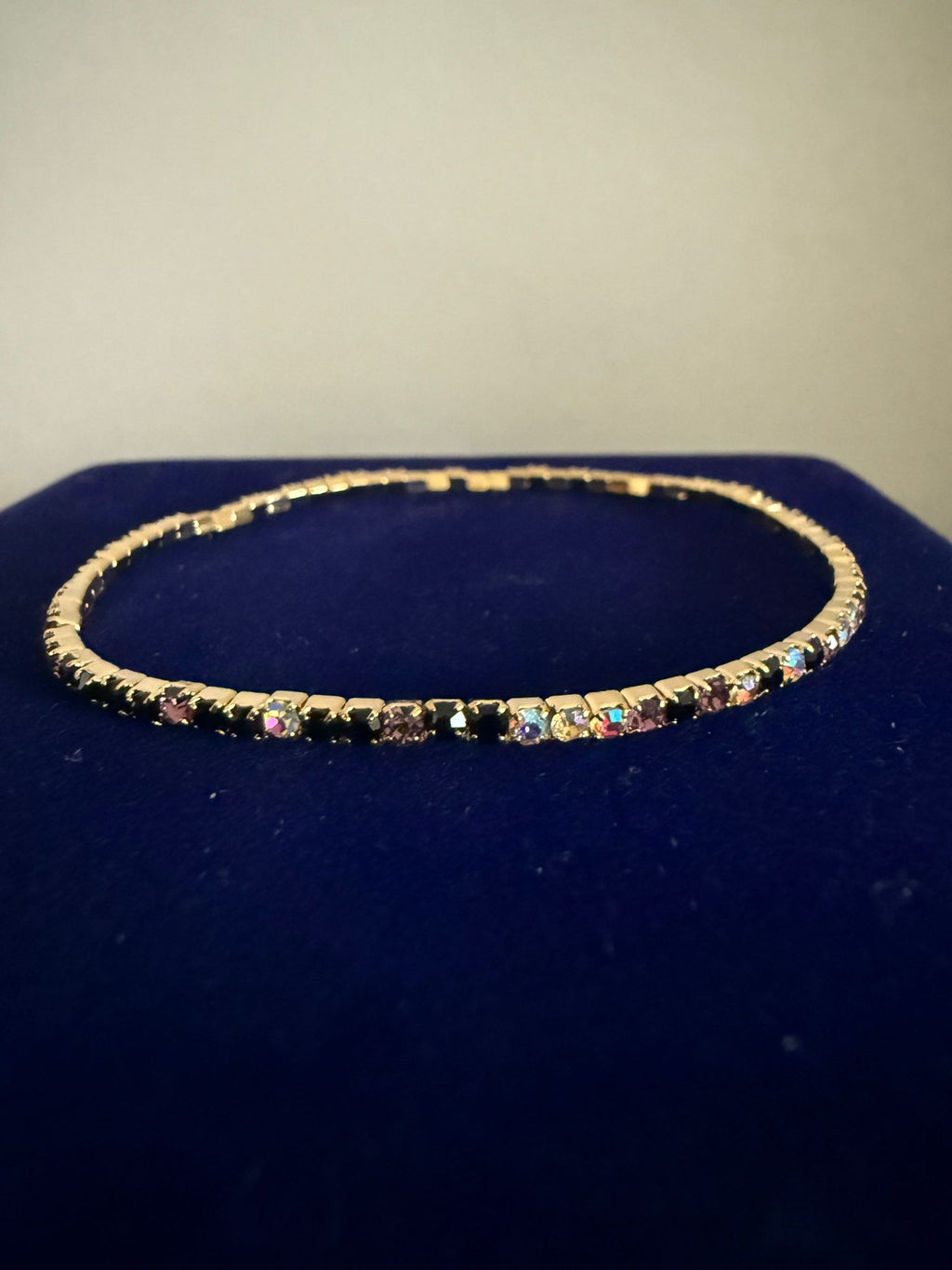 Elastiskt Armband Guldfärgat med Flerfärgade Stenar