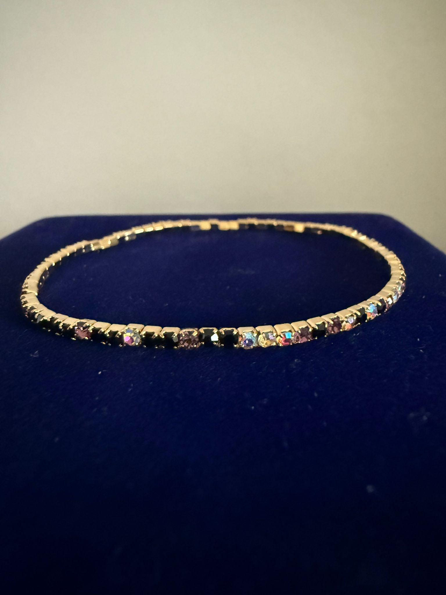 Elastiskt Armband Guldfärgat med Flerfärgade Stenar