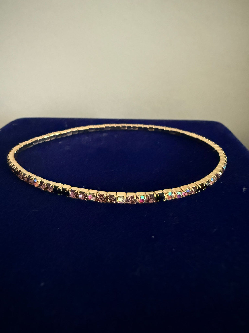 Elastiskt Armband Guldfärgat med Flerfärgade Stenar