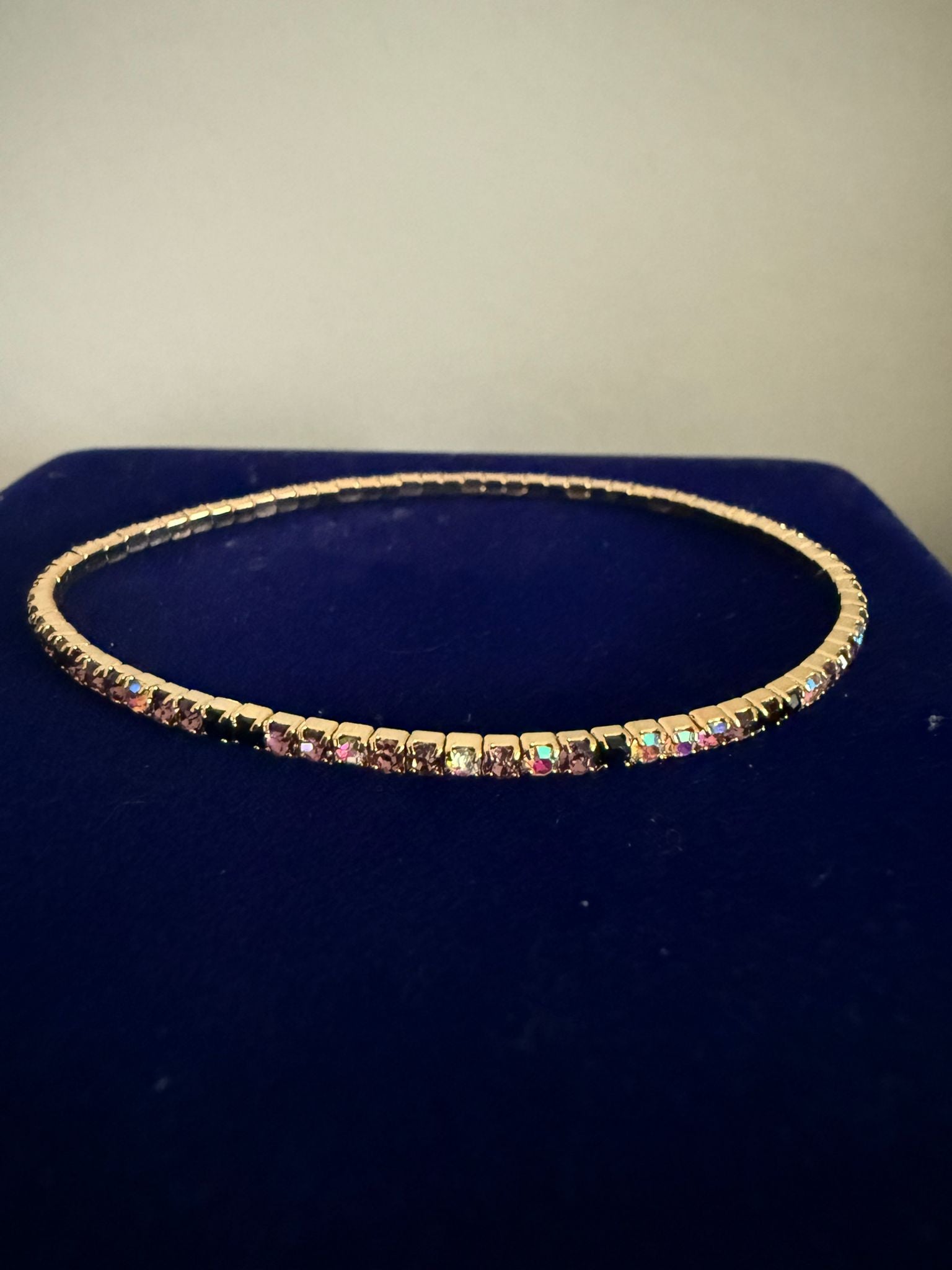 Elastiskt Armband Guldfärgat med Flerfärgade Stenar