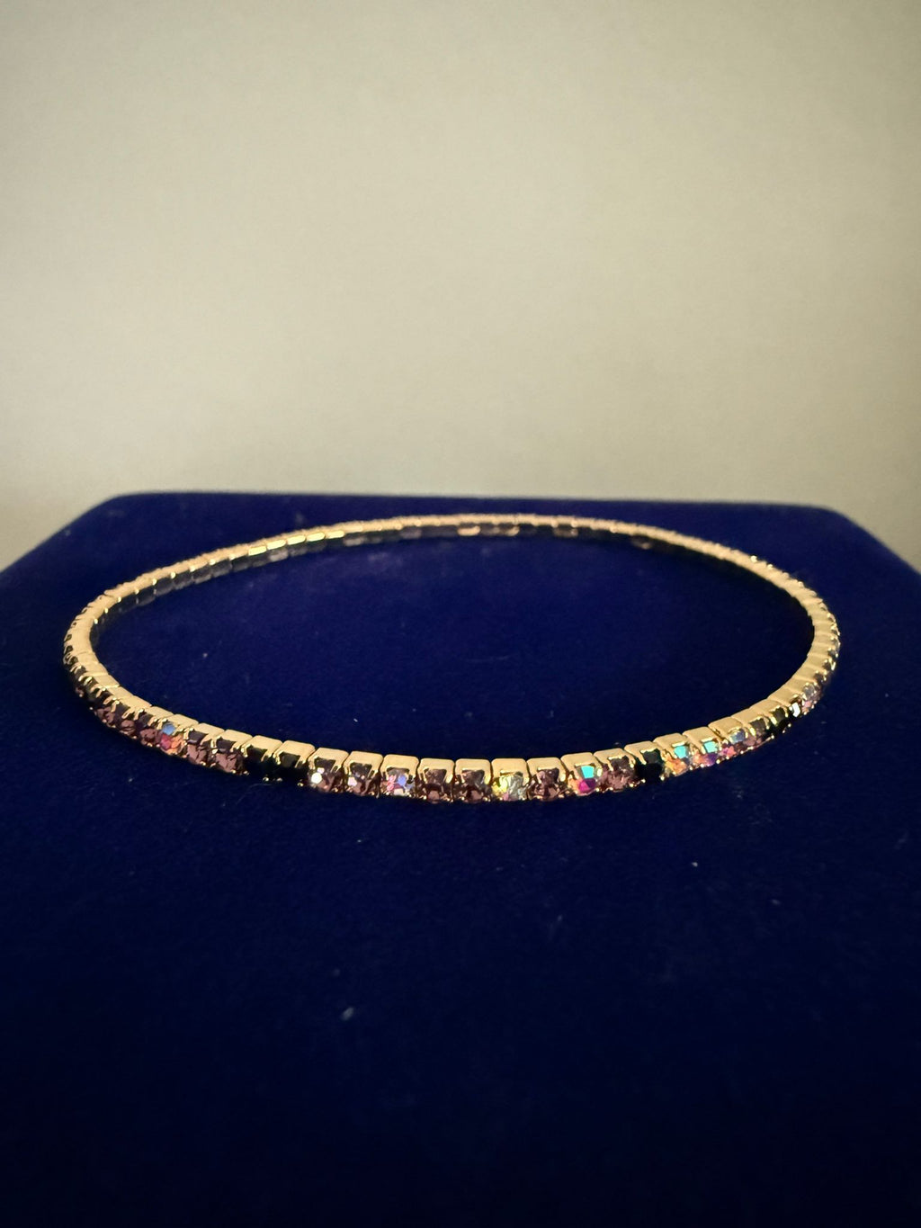 Elastiskt Armband Guldfärgat med Flerfärgade Stenar