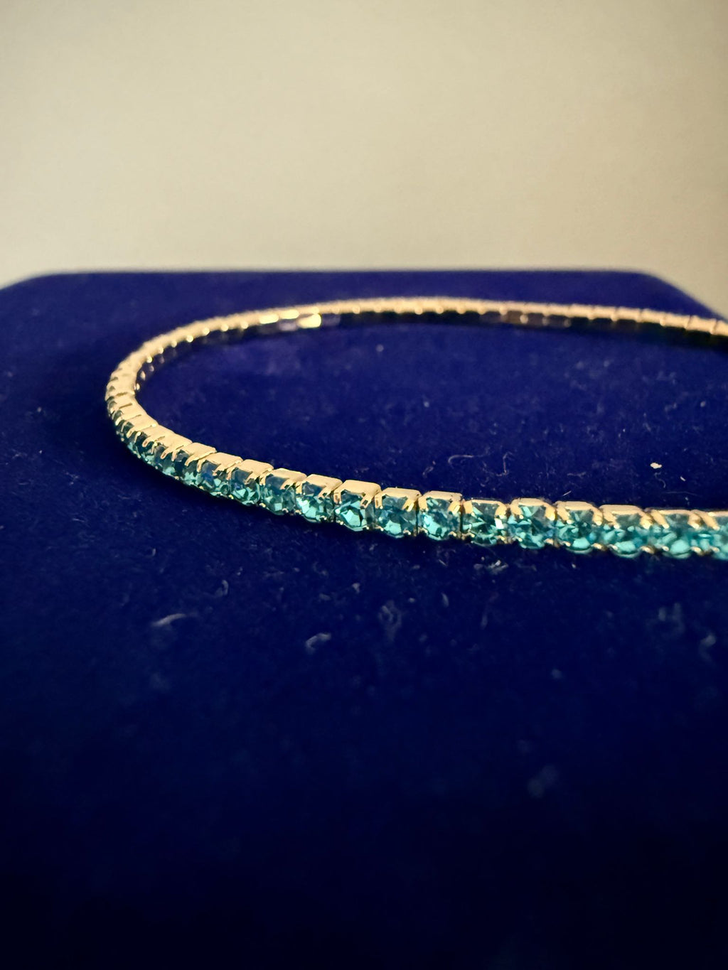 Elastiskt Armband Guldfärgat med Turkosa Stenar