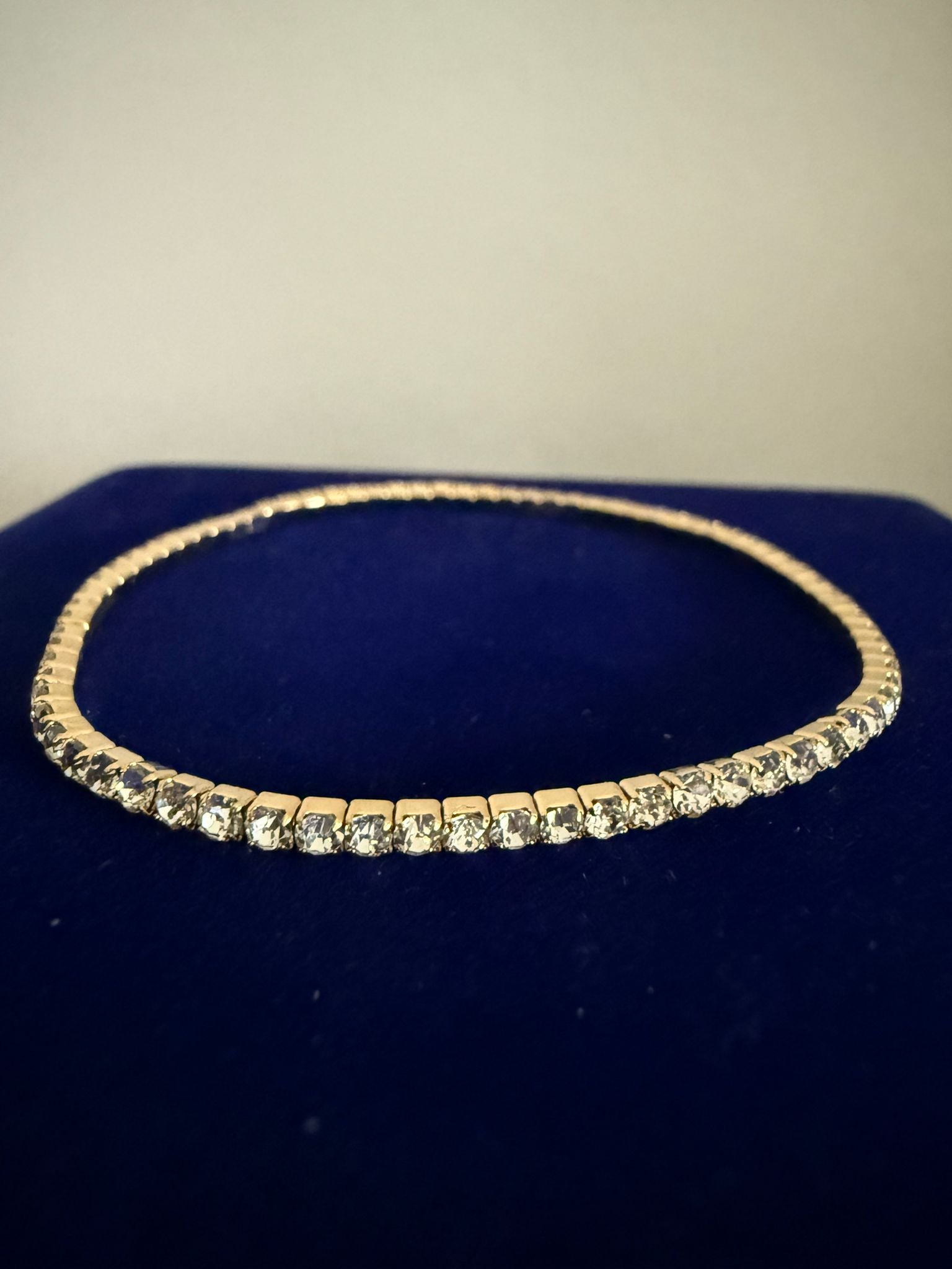 Elastiskt klassisk Armband Guld med Vita Stenar