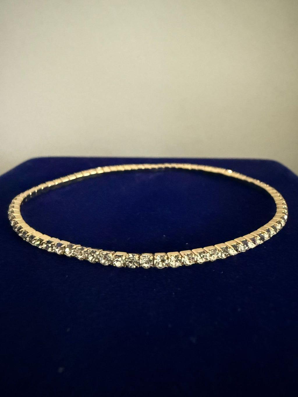 Elastiskt klassisk Armband Guld med Vita Stenar