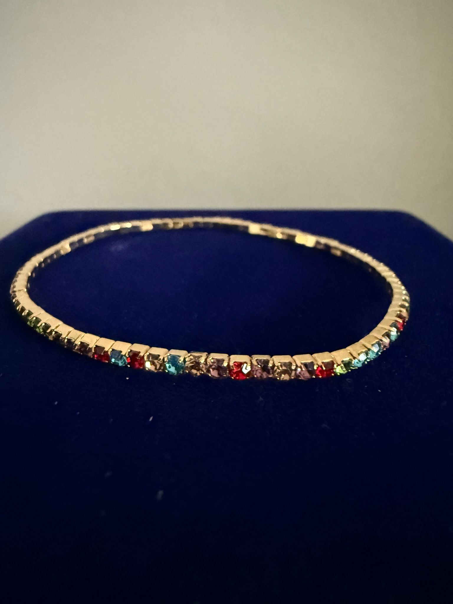 Elastiskt tennis Armband Guldfärgat med Lila och Blå Stenar