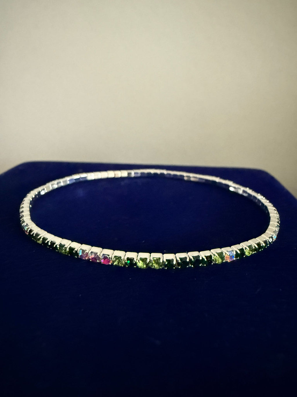 Elastiskt tennis Armband Silver med Gröna och Flerfärgade Stenar