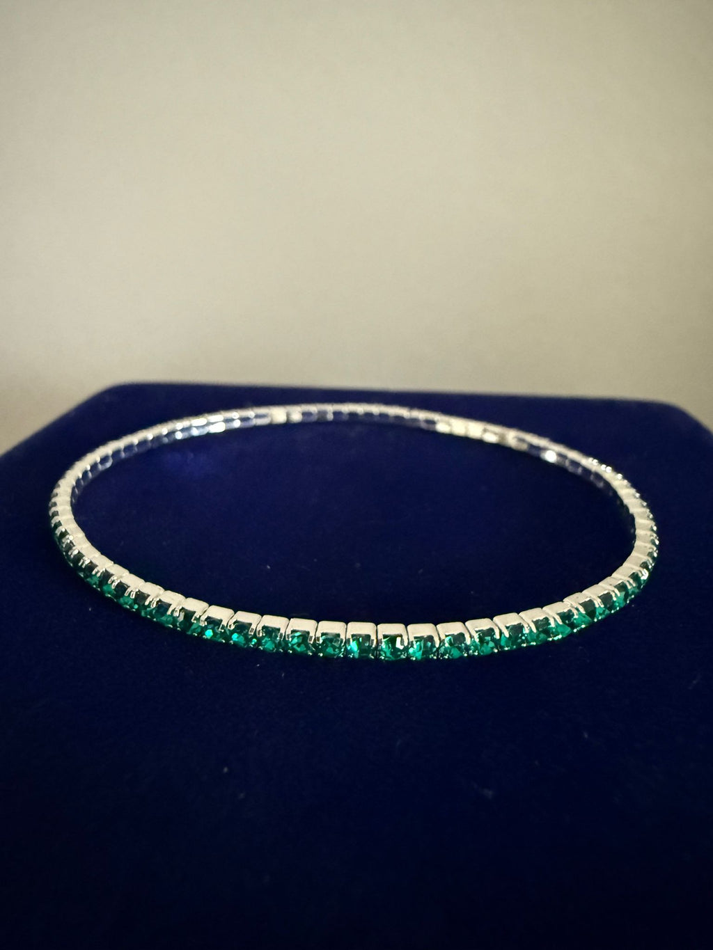 Elastiskt klassiskt tennis Armband Silver med Gröna Stenar