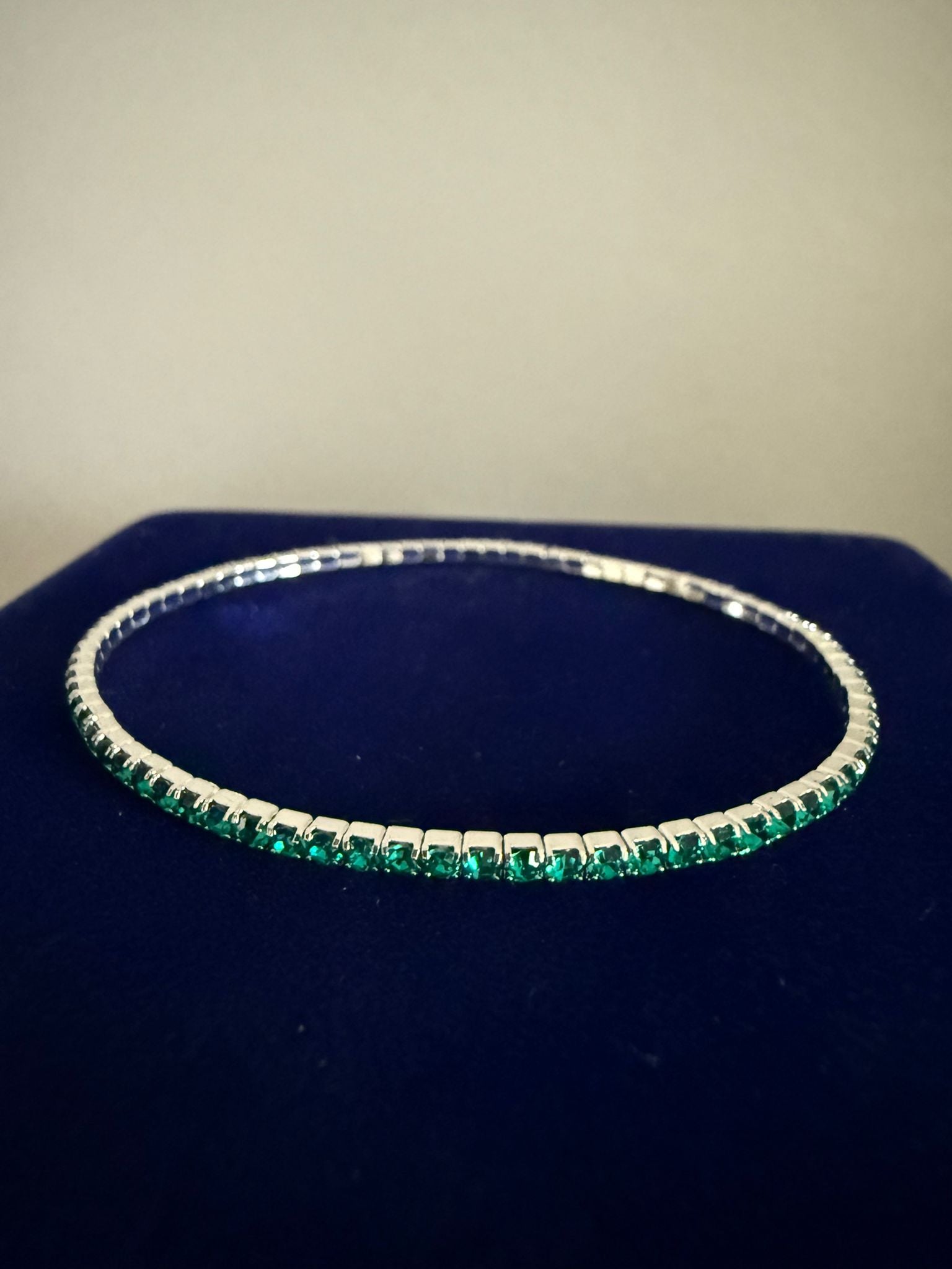 Elastiskt klassiskt tennis Armband Silver med Gröna Stenar