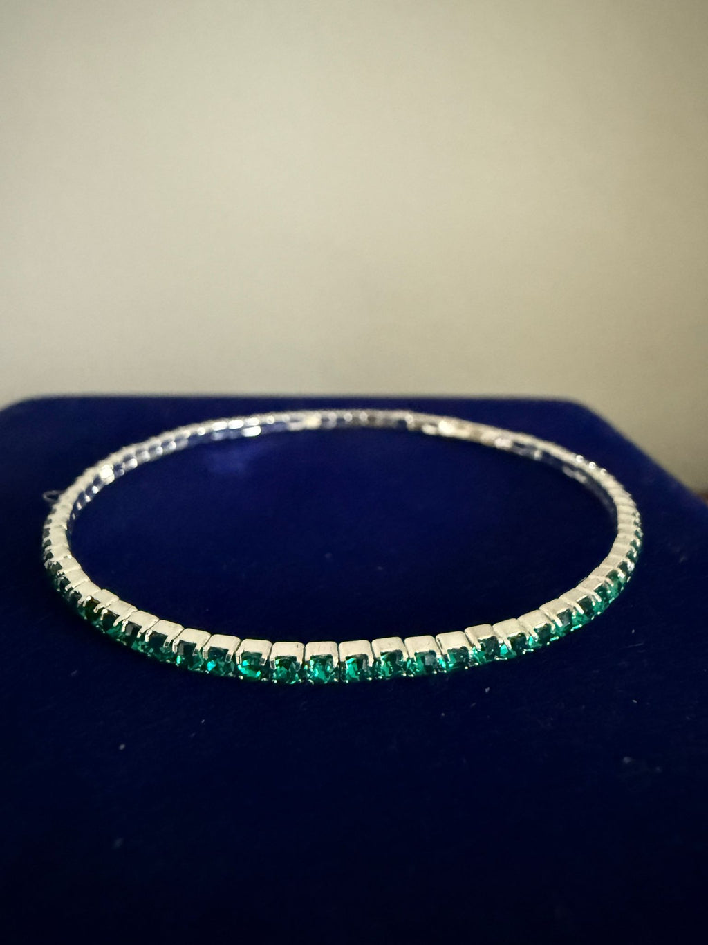 Elastiskt klassiskt tennis Armband Silver med Gröna Stenar