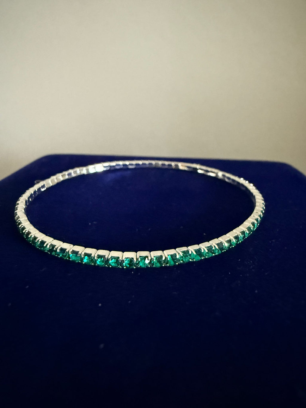 Elastiskt klassiskt tennis Armband Silver med Gröna Stenar