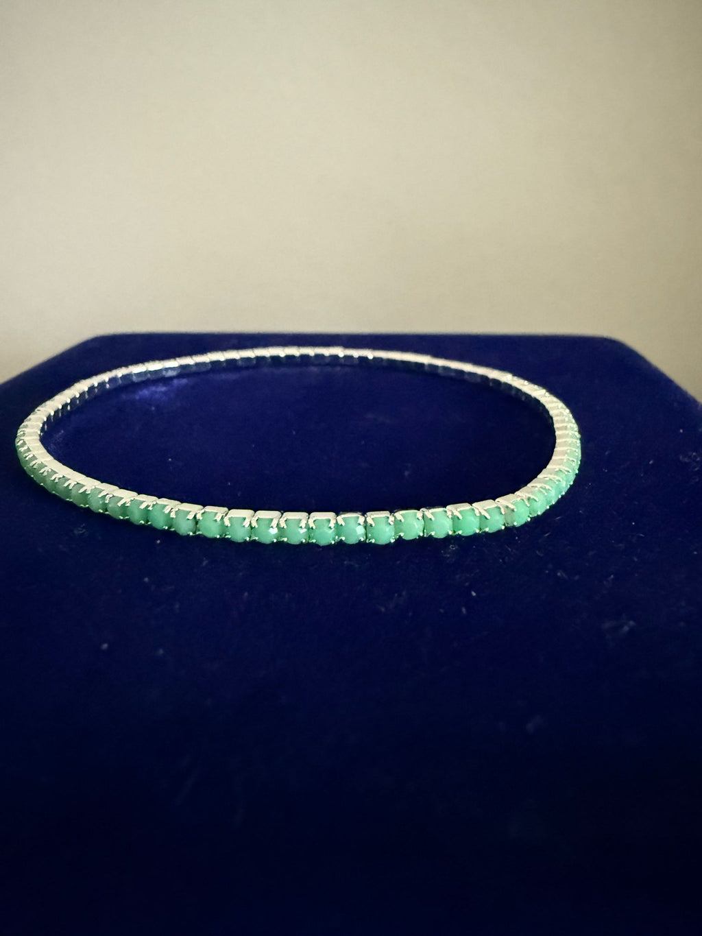 Elastiskt Armband Silverfärgat med Mintgröna Stenar