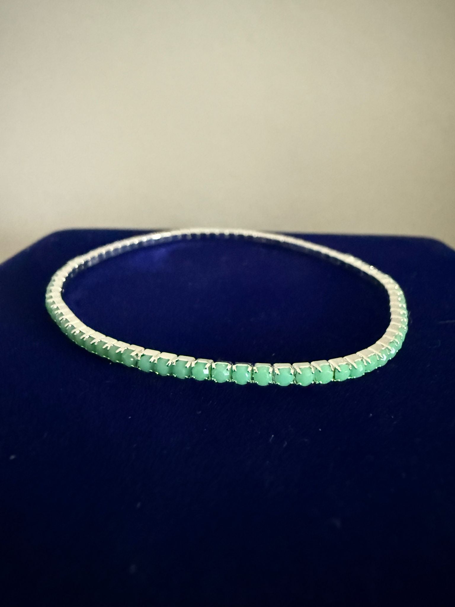 Elastiskt Armband Silverfärgat med Mintgröna Stenar