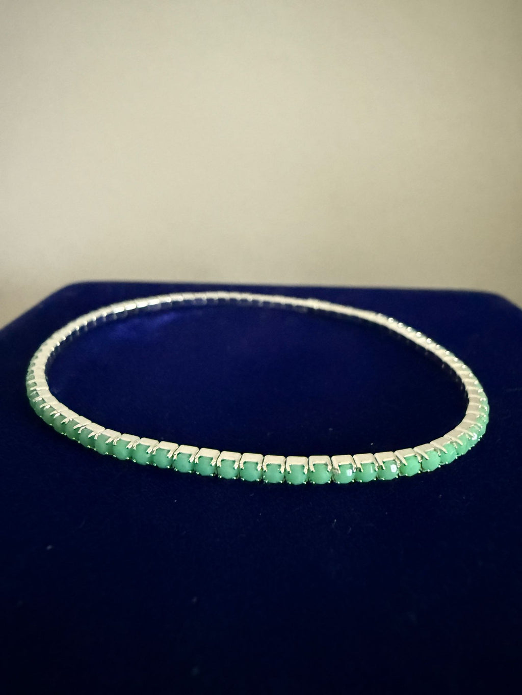 Elastiskt Armband Silverfärgat med Mintgröna Stenar