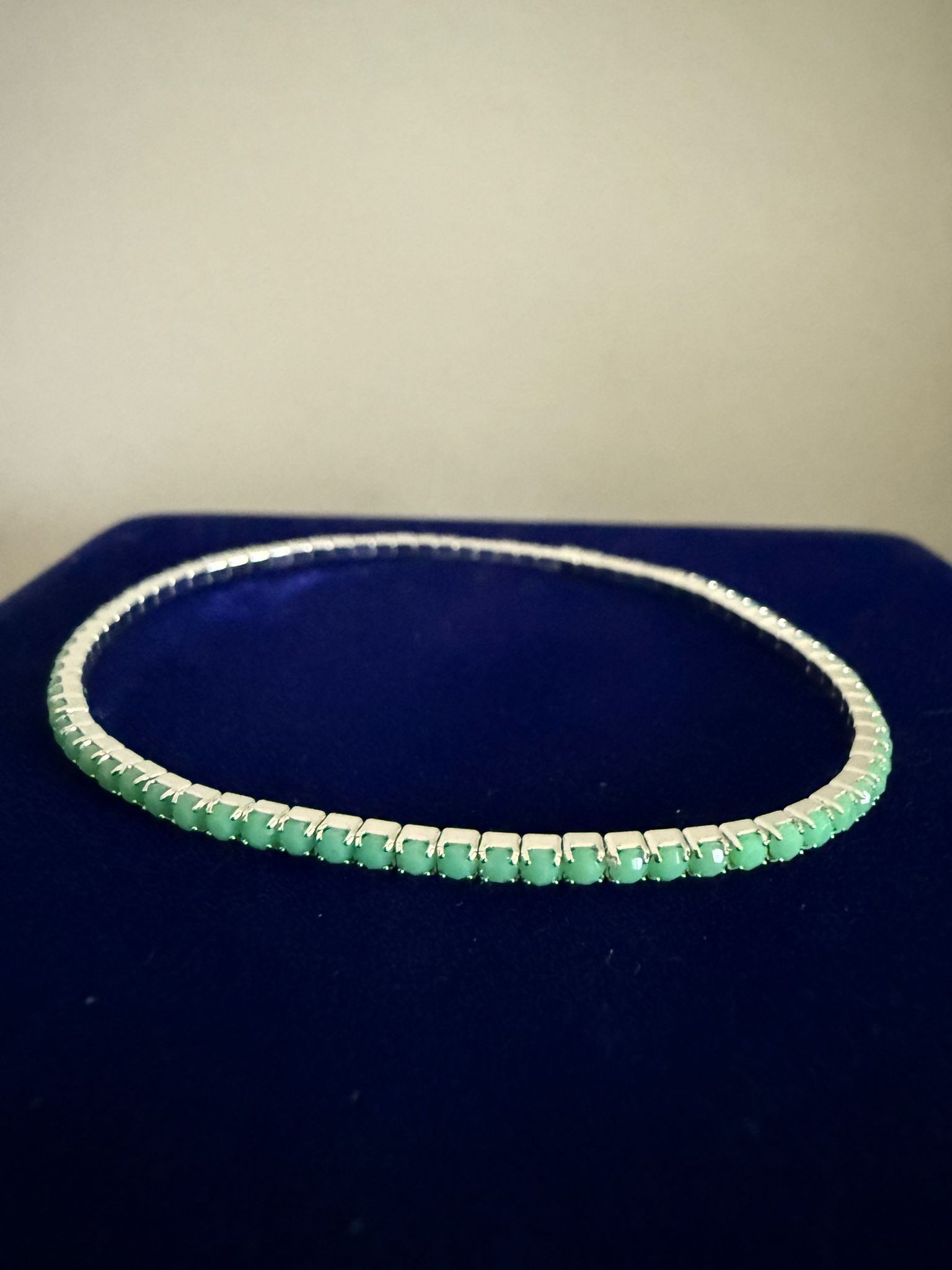 Elastiskt Armband Silverfärgat med Mintgröna Stenar