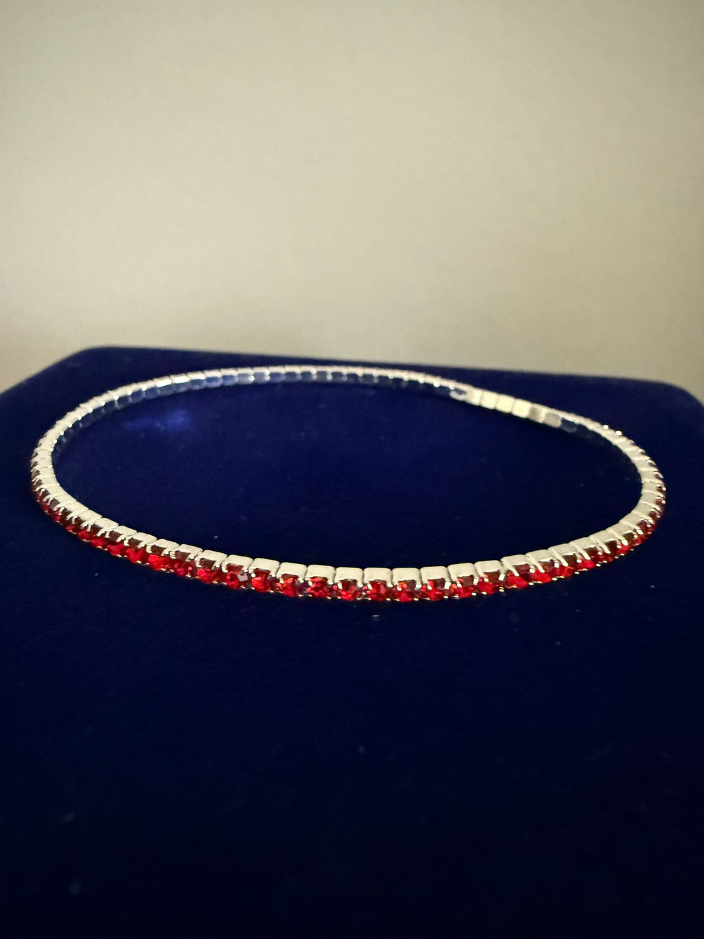 Elastiskt Armband Silverfärgat med Rubyröda Stenar