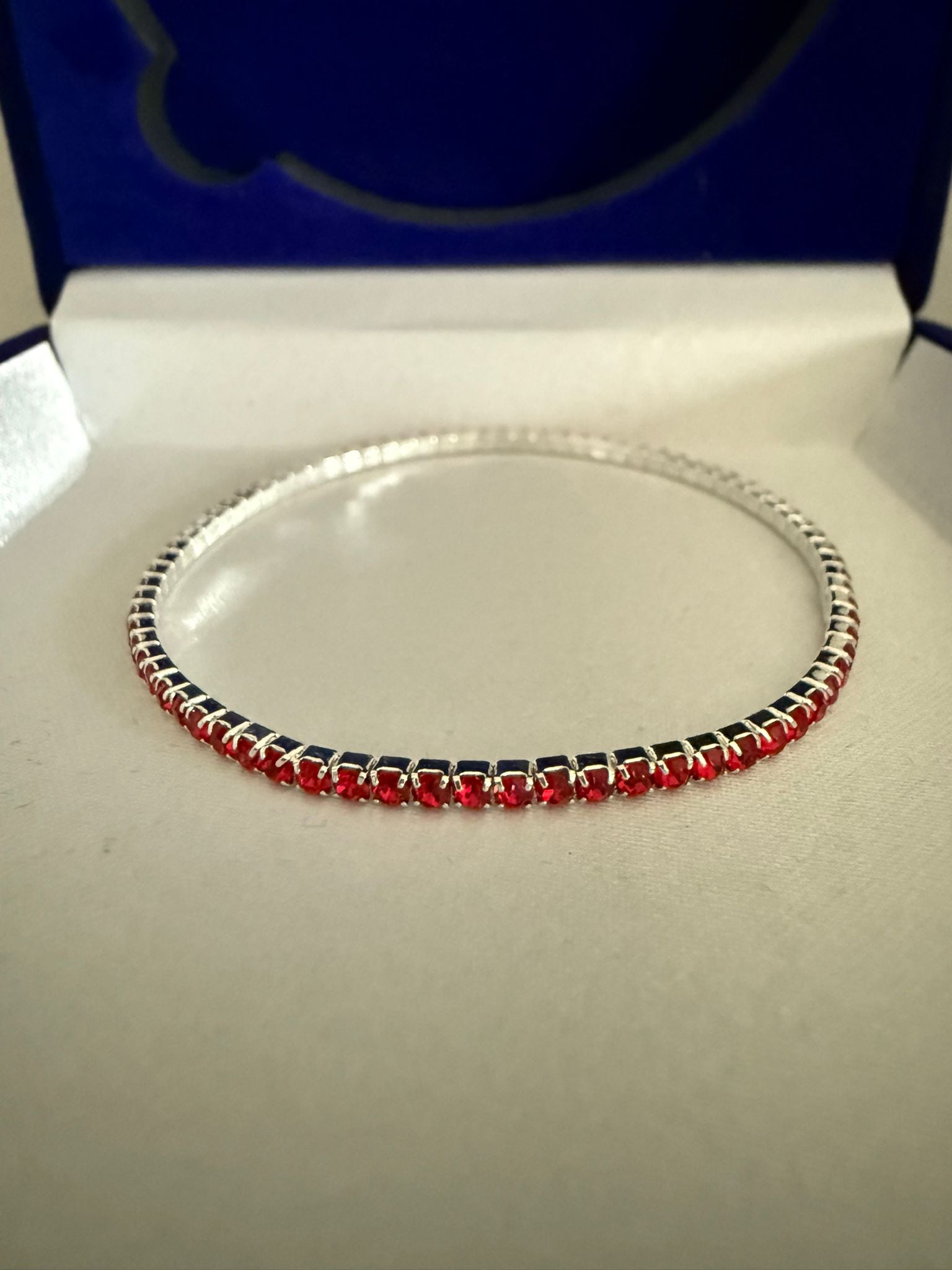 Elastiskt Armband Silverfärgat med Rubyröda Stenar