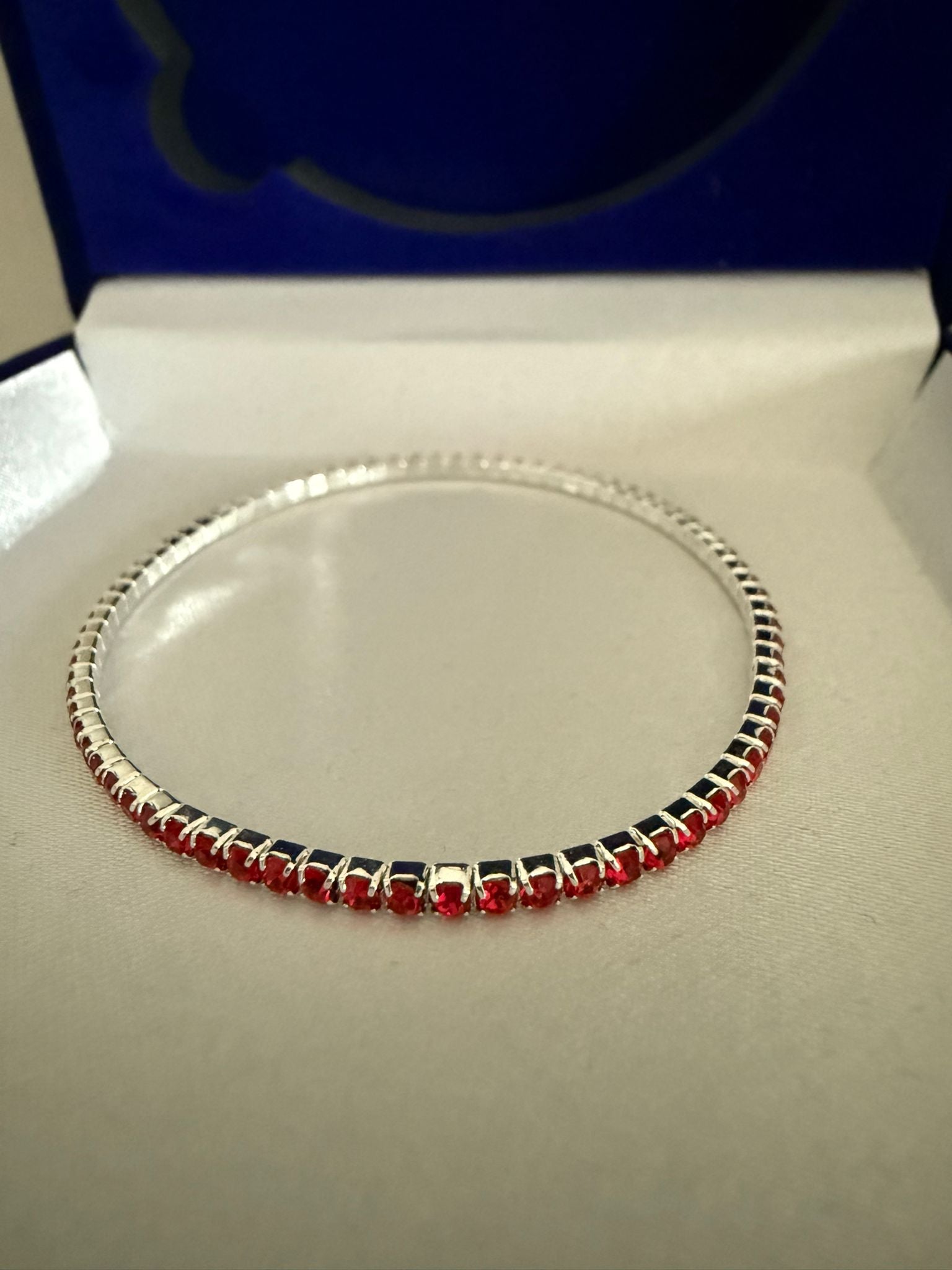 Elastiskt Armband Silverfärgat med Rubyröda Stenar