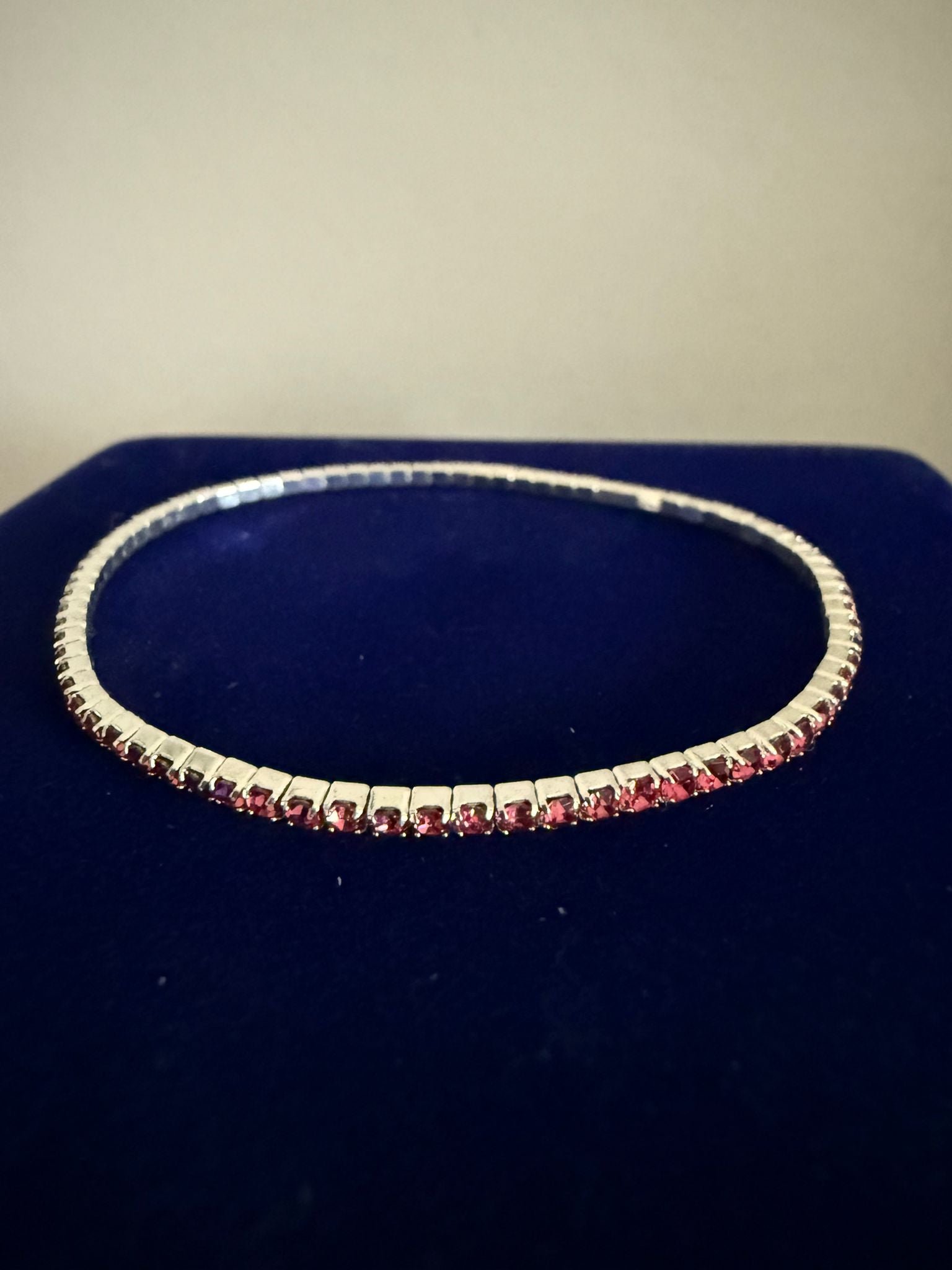 Fräscht Elastiskt Armband Silverfärgat med Rosa Stenar