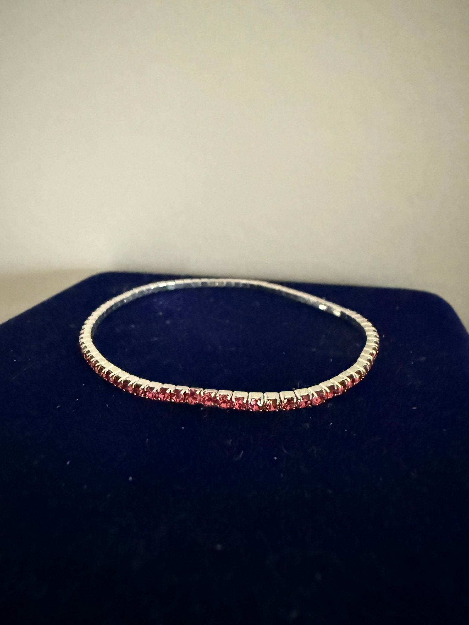 Fräscht Elastiskt Armband Silverfärgat med Rosa Stenar