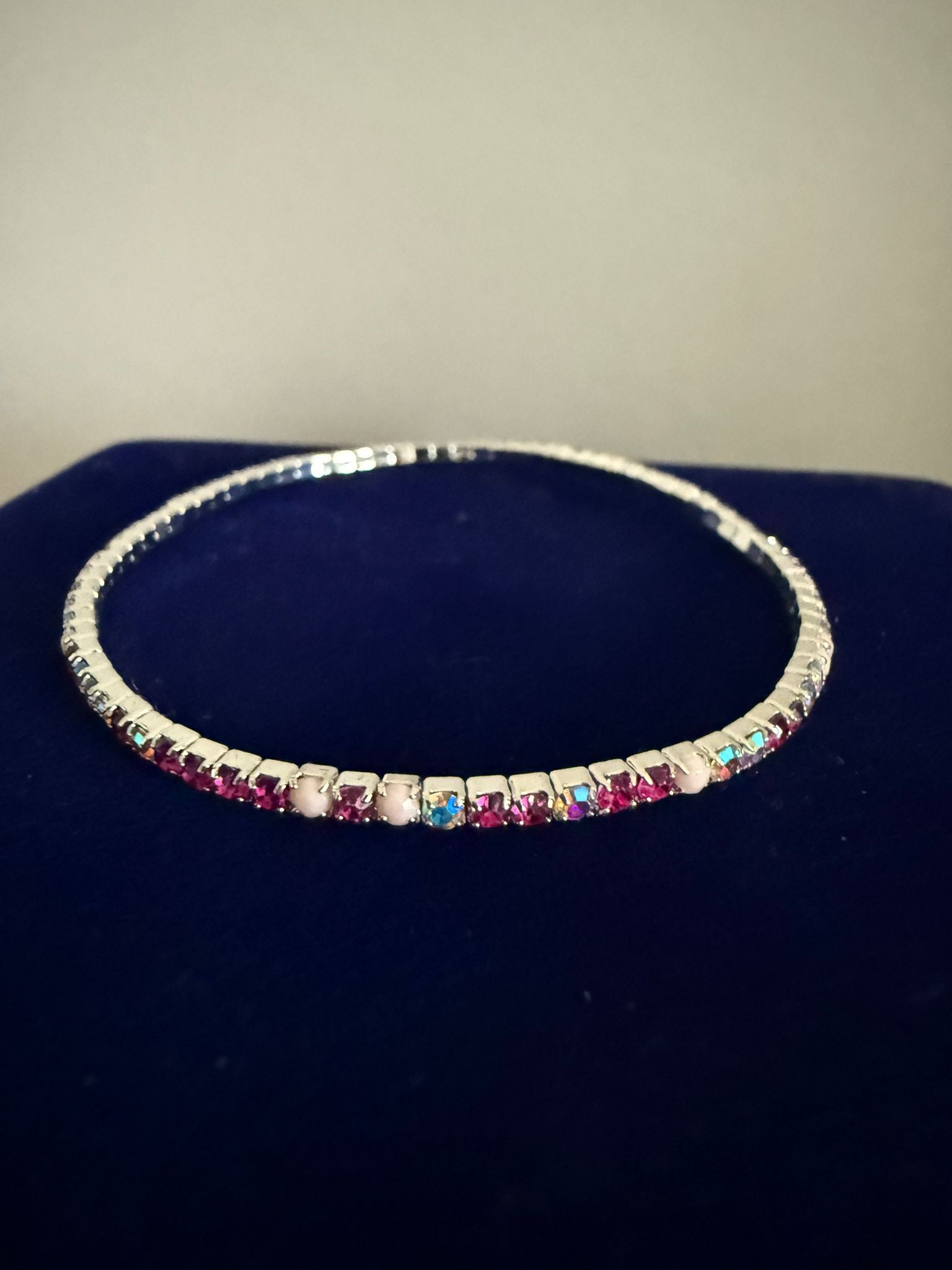 Elastiskt Armband Silverfärgat med Rosa och Flerfärgade Stenar