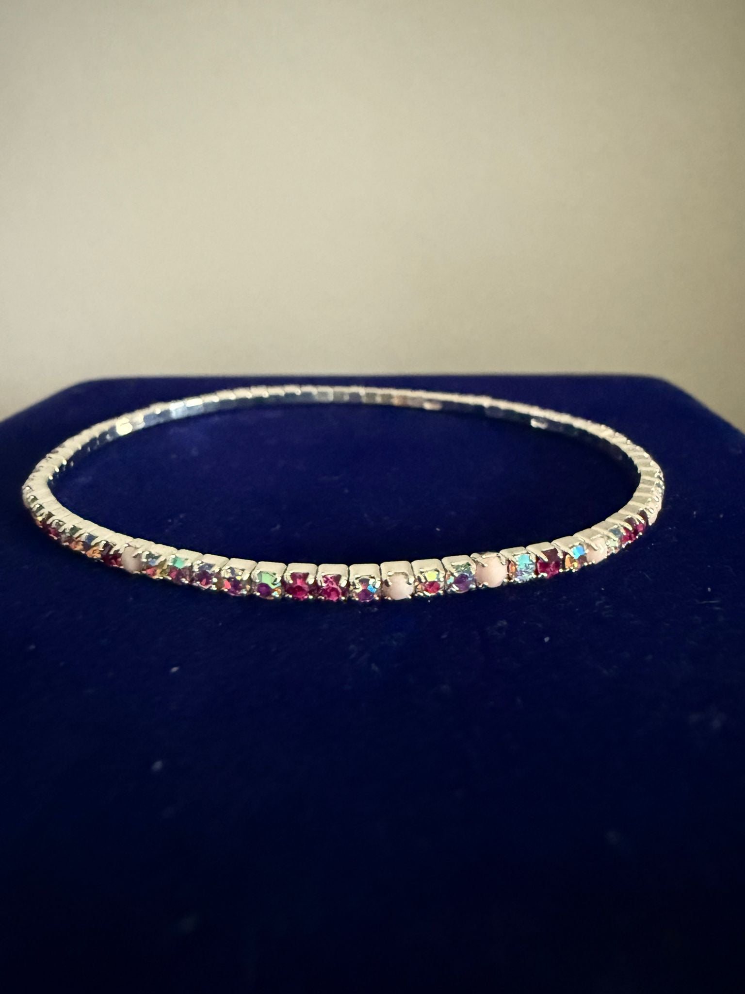 Elastiskt Armband Silverfärgat med Rosa och Flerfärgade Stenar